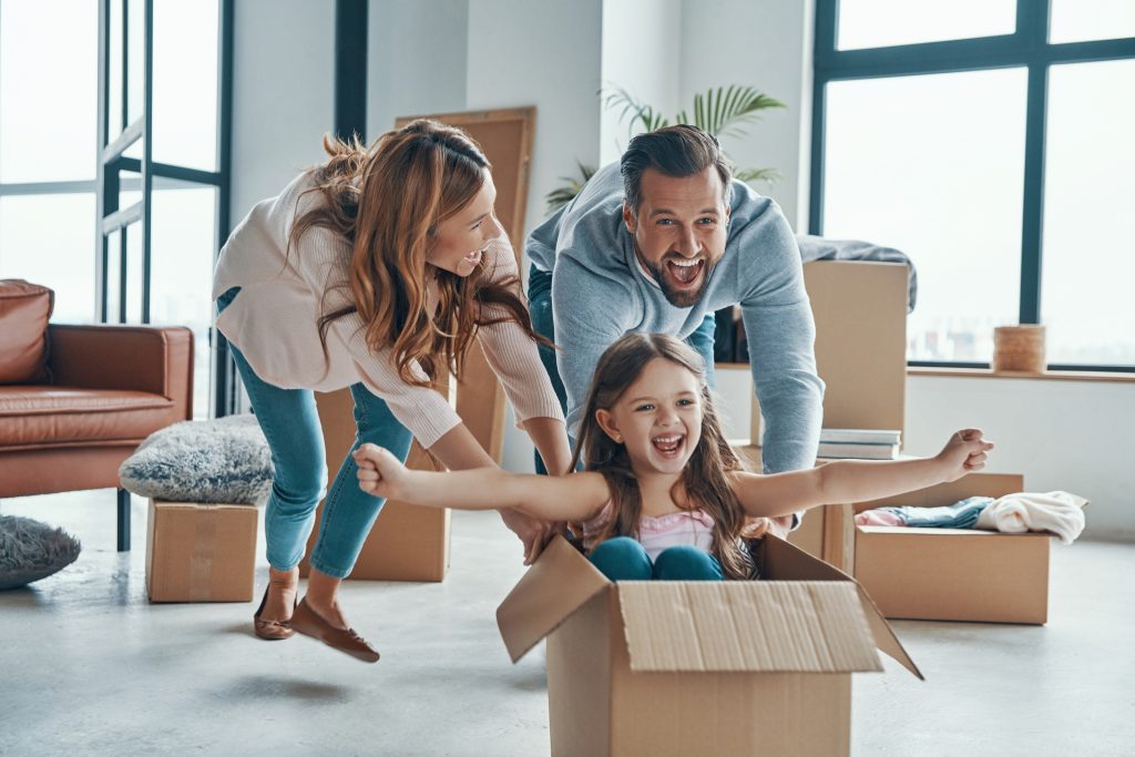 Familie im neuen Zuhause